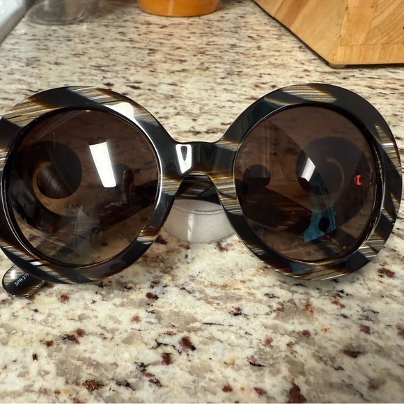 Prada Elegant Black Sunglasses - Picture 1 of 16